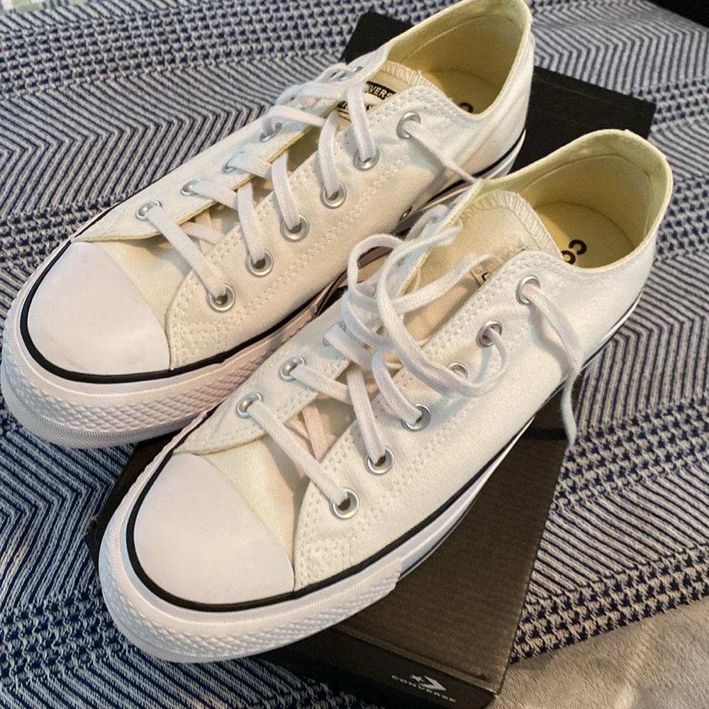 Ladies Platform Converse NWB size 8 1/2